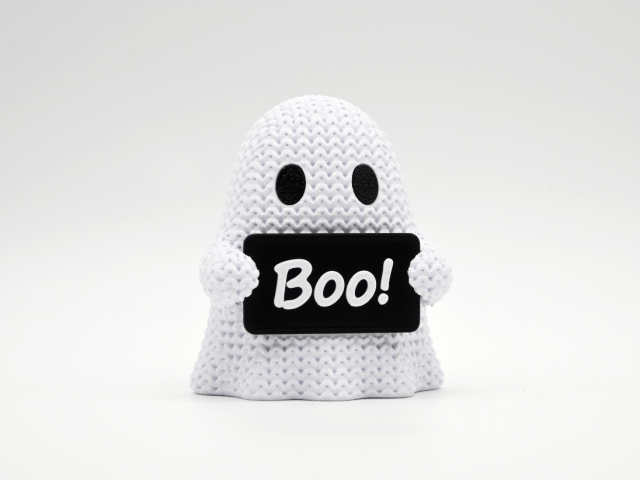 Knitted Ghost with Boo Sign — привид із табличкою «Boo»