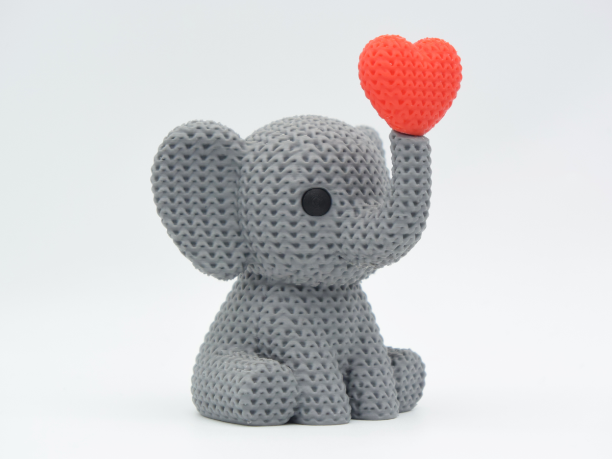 Knitted Elephant Blowing Heart — слоник, що видуває сердечко