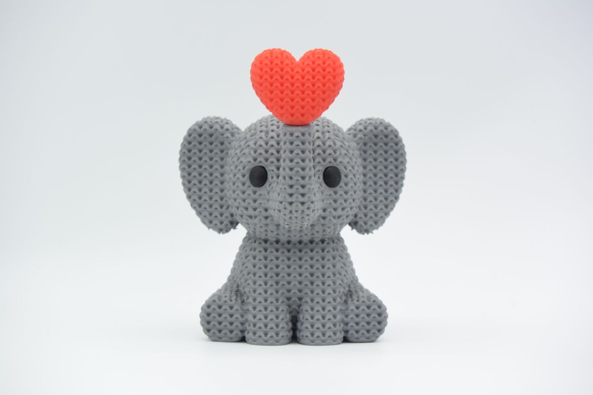 Knitted Elephant Blowing Heart — слоник, що видуває сердечко