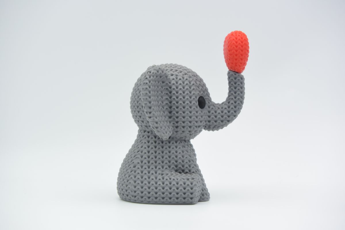 Knitted Elephant Blowing Heart — слоник, що видуває сердечко