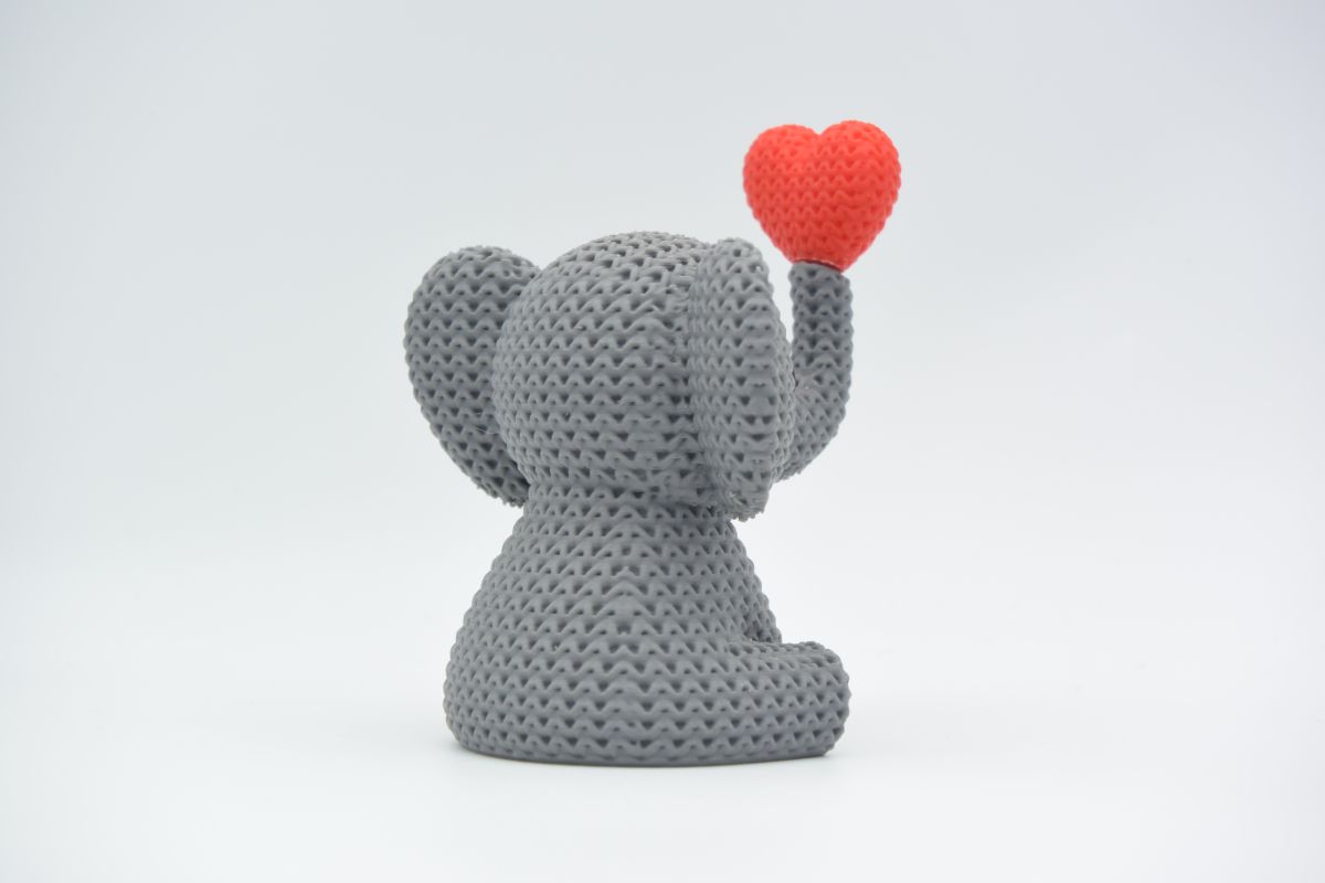 Knitted Elephant Blowing Heart — слоник, що видуває сердечко