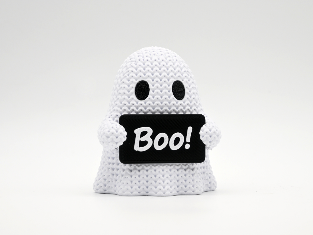 Knitted Ghost with Boo Sign — привид із табличкою «Boo»