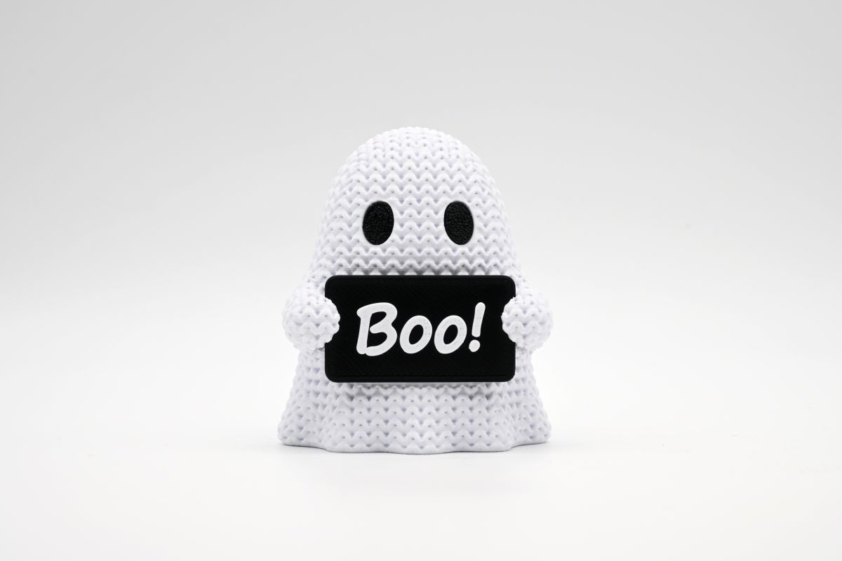 Knitted Ghost with Boo Sign — привид із табличкою «Boo»