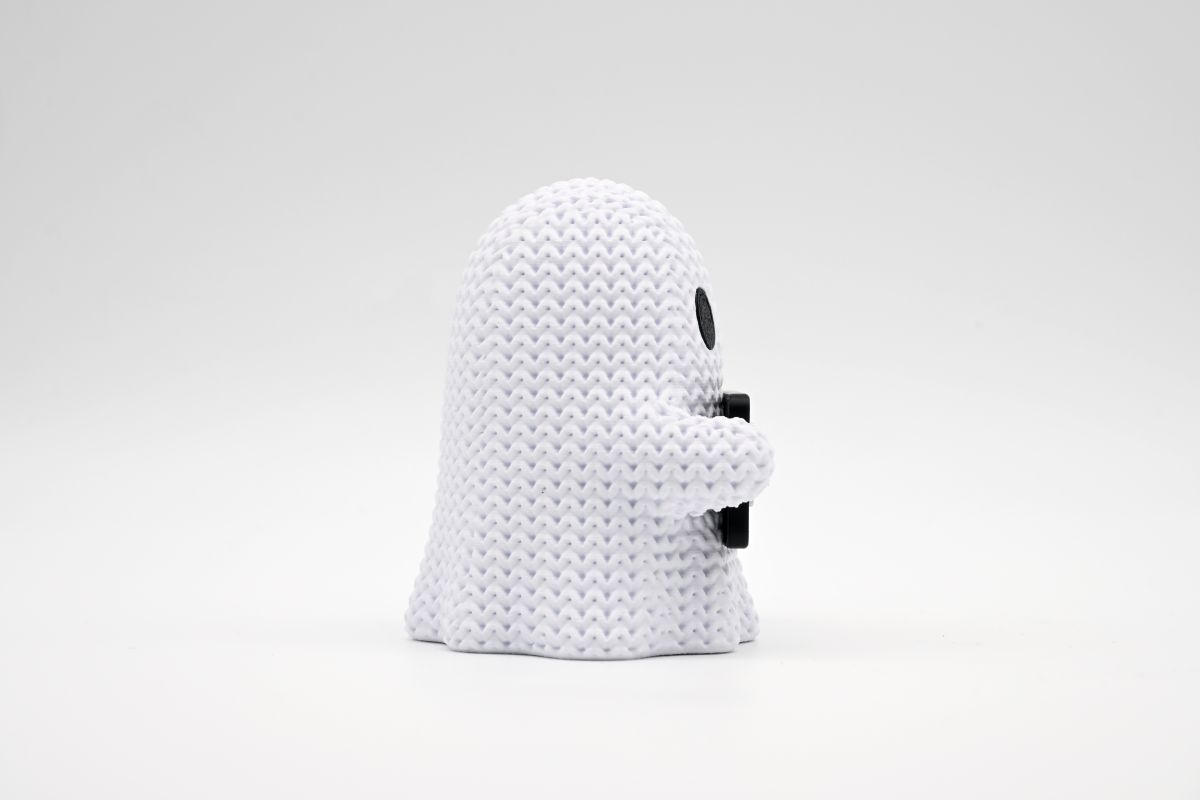 Knitted Ghost with Boo Sign — привид із табличкою «Boo»