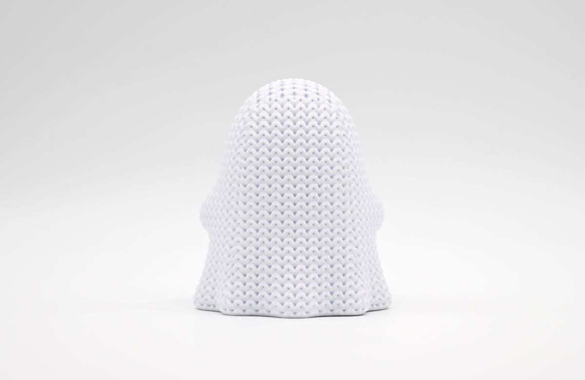 Knitted Ghost with Boo Sign — привид із табличкою «Boo»