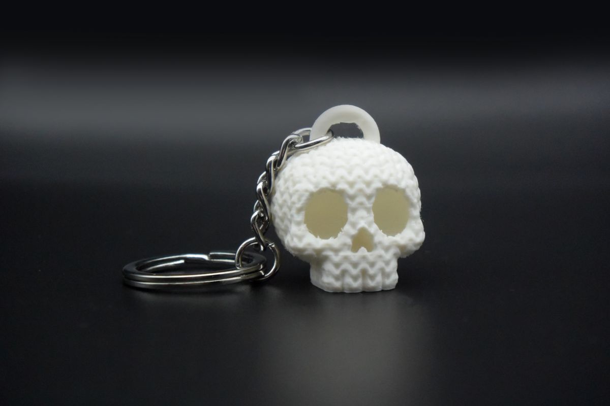 Knitted Halloween Skull Keychain — брелок-черепок