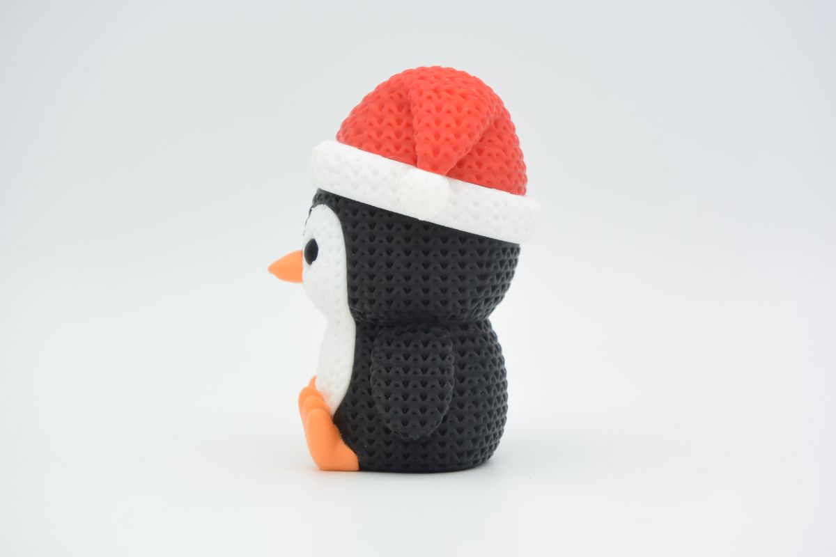 Knitted Penguin with Santa Hat — пінгвін у шапці Санти