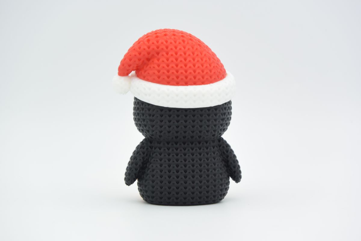 Knitted Penguin with Santa Hat — пінгвін у шапці Санти