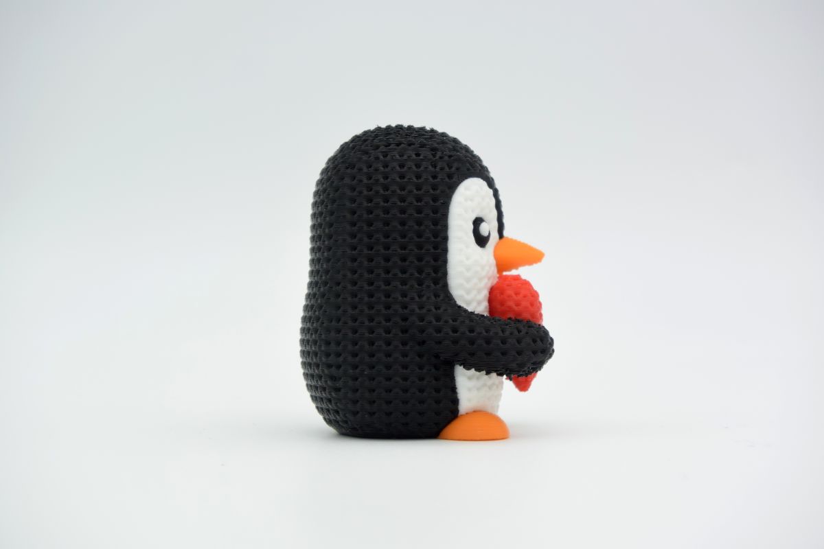 Knitted Valentine's Day Penguin — валентинковий пінгвін
